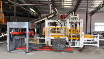 PC磚、透水磚生產(chǎn)現(xiàn)場(chǎng)