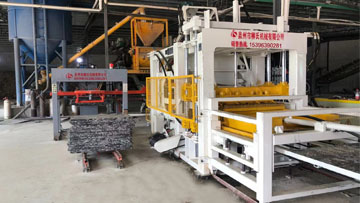 PC磚、透水磚生產(chǎn)現(xiàn)場(chǎng)