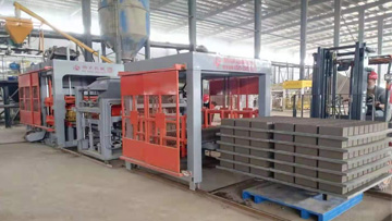 免托板磚機與普通水泥免燒磚機并行生產